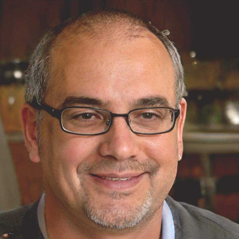 Данияр Есенов, ведущий дизайнер полиграфии