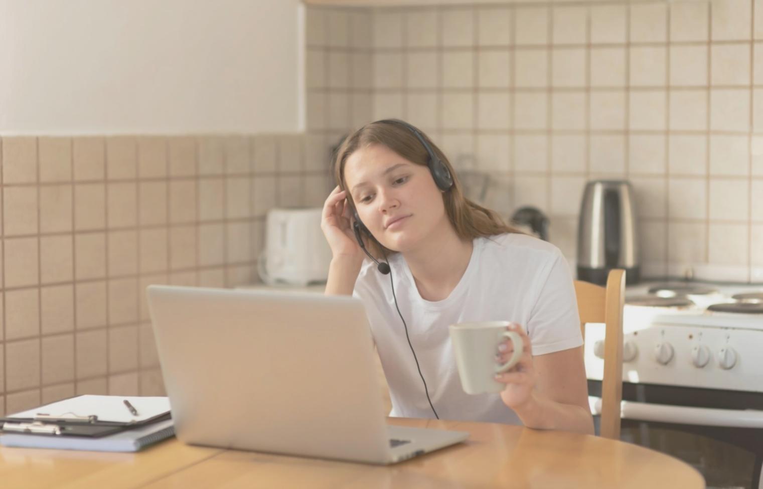 Процесс создания дизайна - наброски и макеты на рабочем столе дизайнера